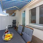 Lägenhet Traumhaftes Nur 150 Meter Zum Mit Meerblick, Liege, Grill, Hundefreundlich *